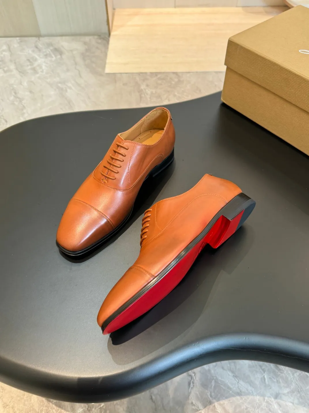 💰960 Christia*.Loubouti* high-end men's business formal leather shoes, original genuine cowhide red sole, imported Italian cowhide outsole, first-layer cowhide, water-dyed cowhide lining, high-end luxury. Size: 39-44 (customized at 38.45.46)✅